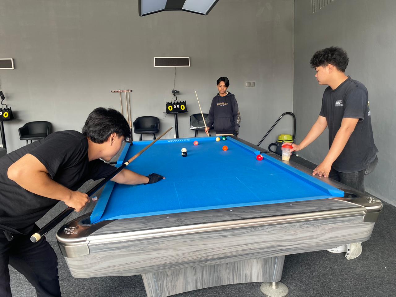 ENTERTAINMENT: Pihak caf&eacute; juga menyediakan meja biliar untuk digunakan pengunjung. Ini bagian dari fasilitas hiburan, yang bisa digunakan bila penat melanda di tengah mengerjakan pekerjaan atau tugas