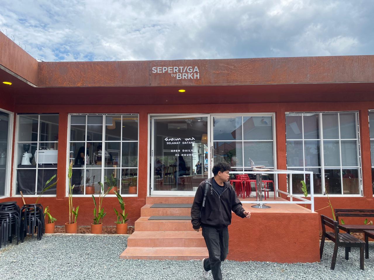 NYAMAN UNTUK BEKERJA: Tampak depan caf&eacute; Sepertiga Kartini, yang terletak di kawasan SPBU Jalan Kartini. Caf&eacute; ini menawarkan ruang yang nyaman untuk bekerja.