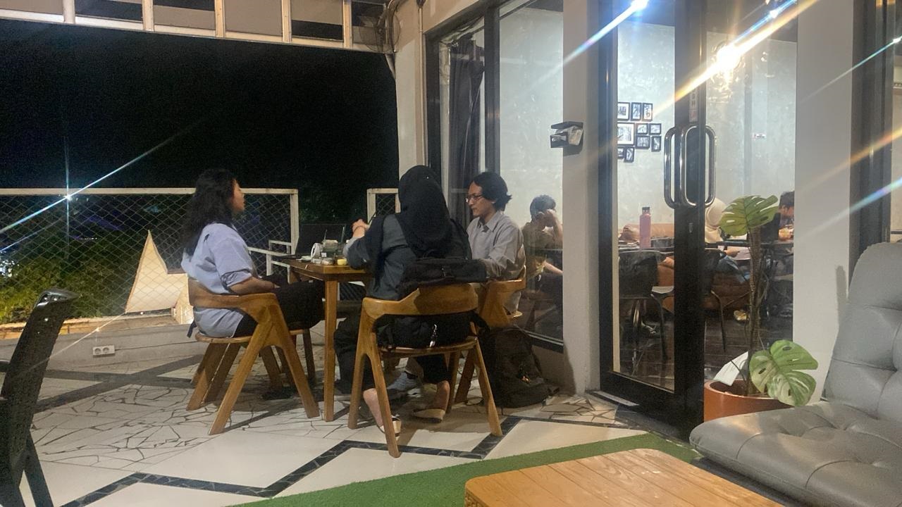TERJANGKAU: Dengan laptop di atas meja, tampak sekumpula anak muda Kota Palu berdiskusi di lantai 2 Kopte Maleo pada Jumat malam (07/11/2025).