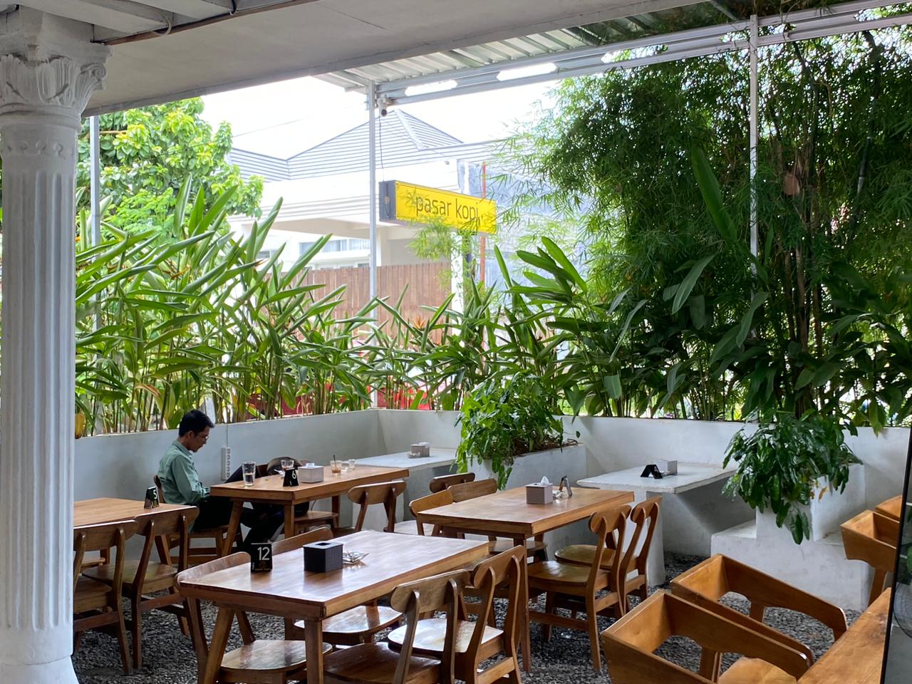 TEDUH: Area luar Pasar Kopi dibuat teduh dengan kehadiran beragai jenis bunga gantung dan juga tanaman lainnya.