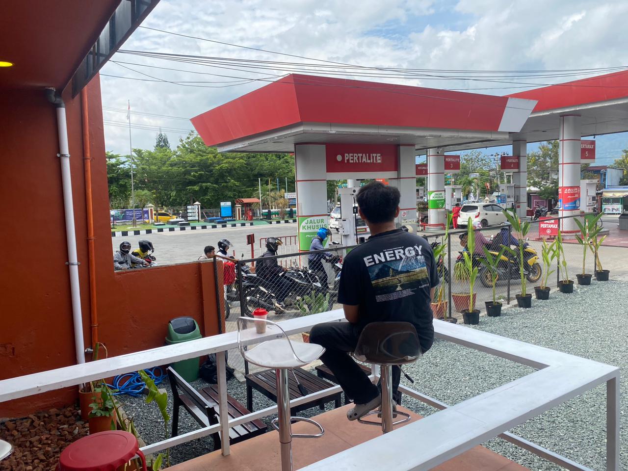 PEMANDANGAN UNIK: Teras cafe menawarkan pemandangan unik yakni bisa melihat aktivitas pengisian bahan bakar di SPBU.