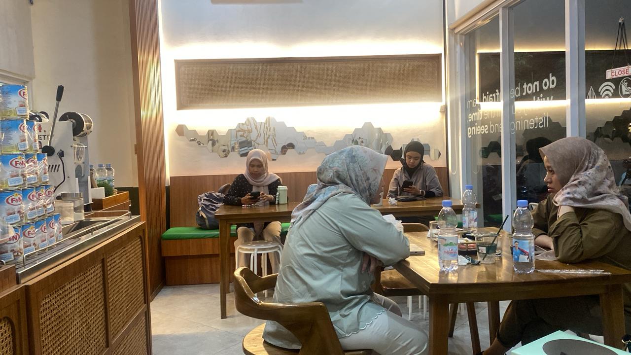 PUNYA CITA RASA KUAT: Kopte Maleo menjadi pilihan karena dianggap memiliki kopi dengan cita rasa yang kuat dan harga yang terjangkau di kantong anak muda.