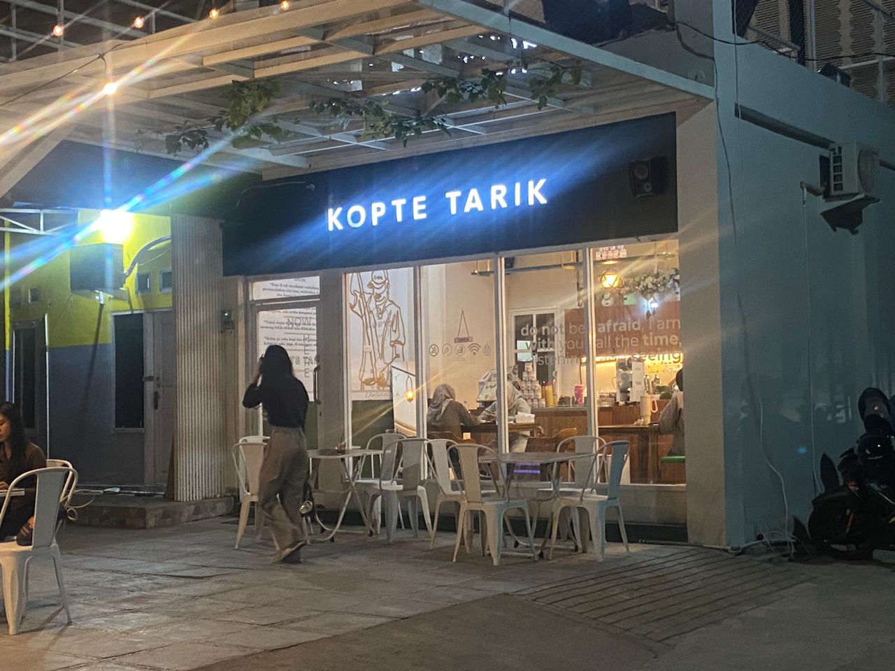 JADI PILIHAN: Tampak depan cafe  Kopte Maleo. Tempat ini menjadi salah satu pilihan anak muda Kota Palu untuk mengerjakan tugas dan berdiskusi.