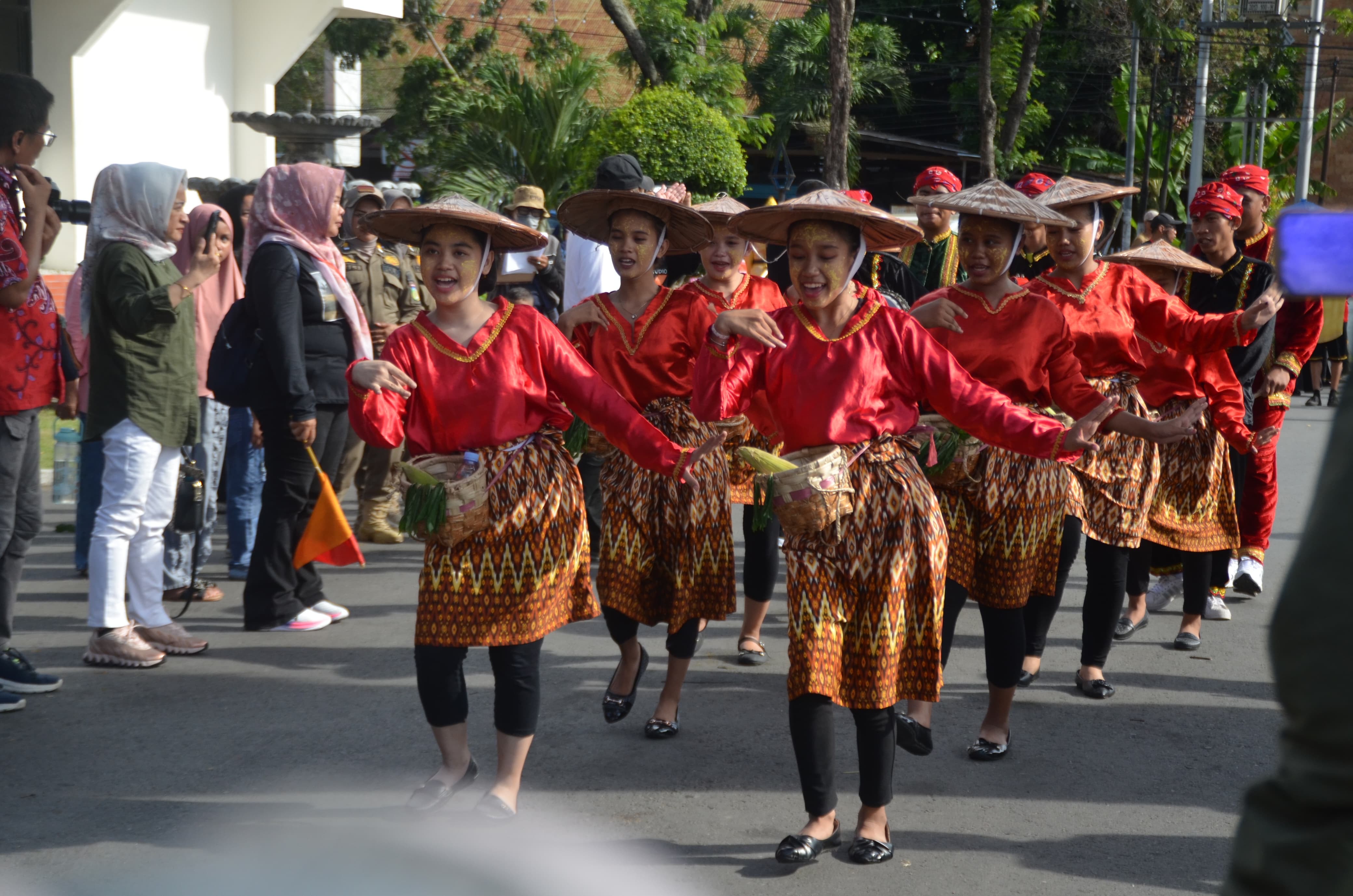 Busana Karnaval dan Pawai Budaya Nusantara yang digelar di halaman Kantor Wali Kota Palu, pada Jumat (07/11/2025).