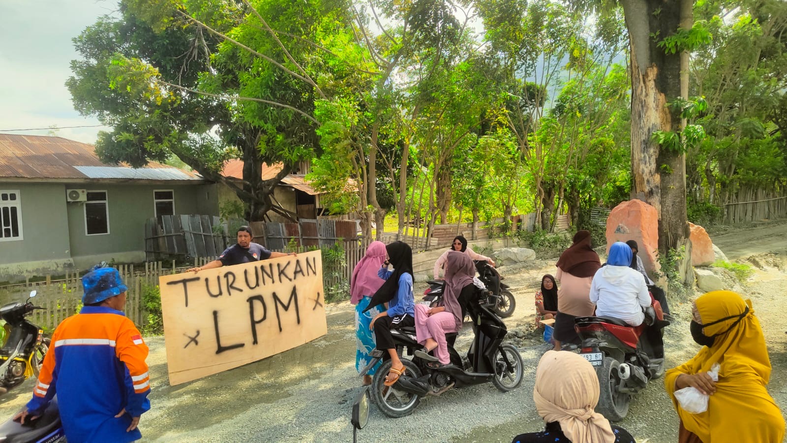 Aksi ini merupakan lanjutan dari demonstrasi serupa yang sempat digelar bulan lalu dan bahkan sempat dikunjungi langsung oleh Wali Kota Palu.