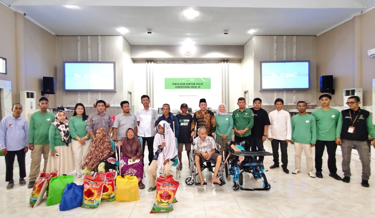 SERAHKAN : Bupati Touna, Ilham Lawidu menyerahkan bantuan Atensi untuk penyandang disabilitas, Jumat (7/11/2025).(FOTO: HERIYANTO LIMAHU/RADAR PALU).