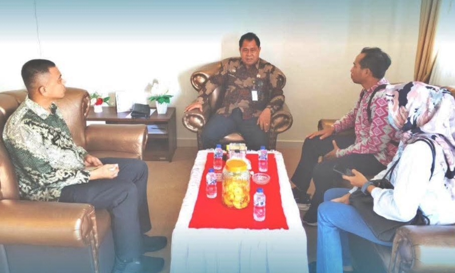 MENERIMA : Kalapas Kelas IIB Ampana, Luther Toding Patandung, menerima kunjungan BPS Kabupaten Touna, Jumat (7/11/2025).(FOTO: HERIYANTO LIMAHU/RADAR PALU).
