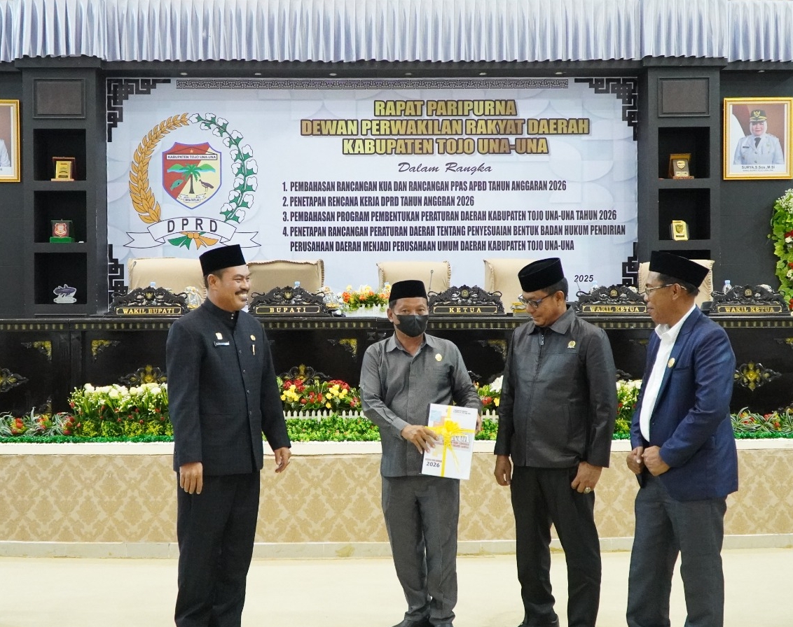 RANPERDA : DPRD Touna menandatangai berita acara pembahsan Empar Ranperda baru, Kamis (6/11/2025).(FOTO: HERIYANTO LIMAHU/RADAR PALU).