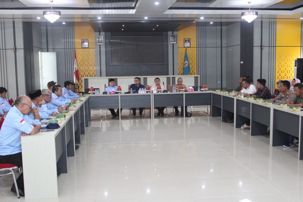 MEMBUKA : Staf Ahli Bupati Morowali, Andi Irman, membuka rakor FKUB Morowali, Jumat (7/11/2025).(FOTO: SUPRIYONO/RADAR PALU).