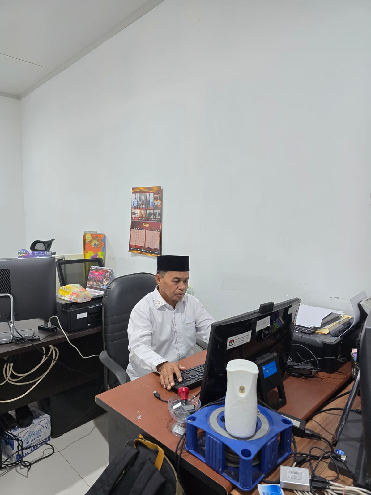 KERJA : Komisioner KPU Kota Palu, Haris Lawisi, sedang bekerja.(FOTO; ISTIMEWA/RADAR PALU).