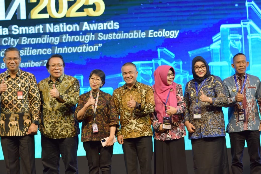 RAIH PENGHARGAAN : Walikota Hadianto Rasyid (tengah) saat menerima penghargaan ISNA tahun 2025 di Jakarta.