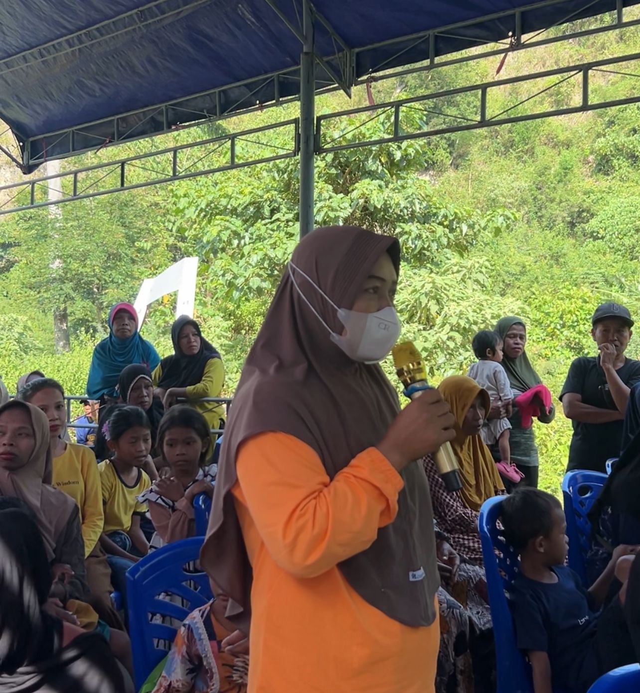 SAMPAIKAN ASPIRASI: Seorang warga di desa Uwentumbu, Kelurahan Kawatuna Kota Palu saat berdialog bersama Wakil Gubernur Sulawesi Tengah, dr Reny A Lamadjido pada Minggu pagi (09/11/2025).