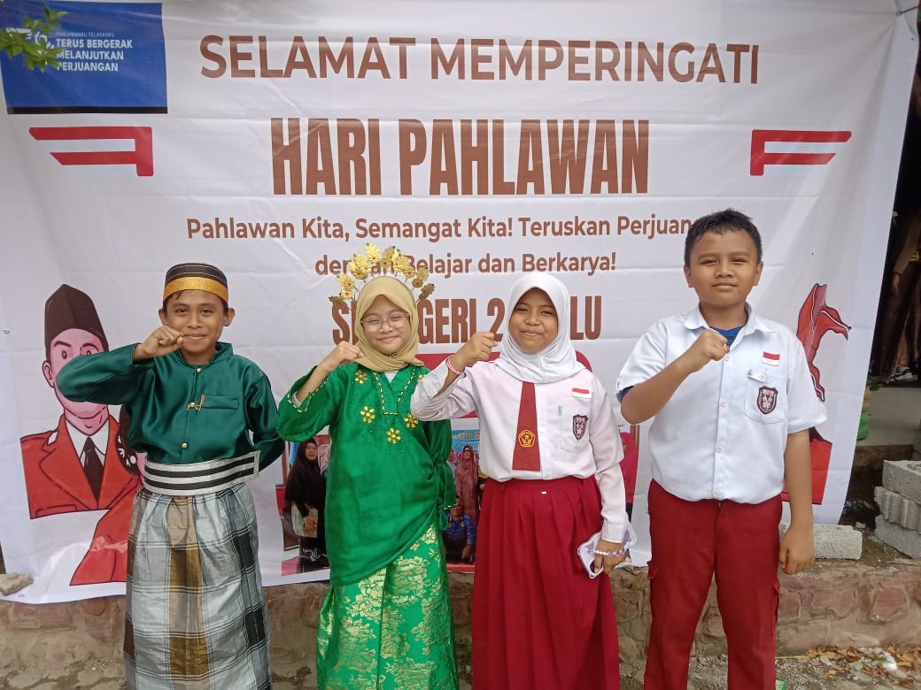 COSPLAY PAHLAWAN : Tampak siswa Zahran Miaza Ramadan (sebelah kiri), Andi khalilah Azkadina (kiri kedua), Naila Yulia Ramadani, dan  Syahir Zhafran (sudut kanan. Mereka cosplay menggunakan baju adat.