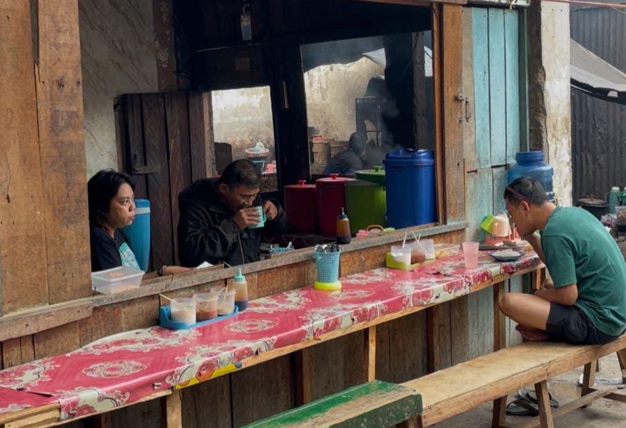 SEJAK 2010: Lapak milik Nur Faidah, pedagang kuliner tradisional Kaili di Pasar Inpres Manonda, tetap menjadi jujukan warga yang mencari cita rasa masakan kampung.