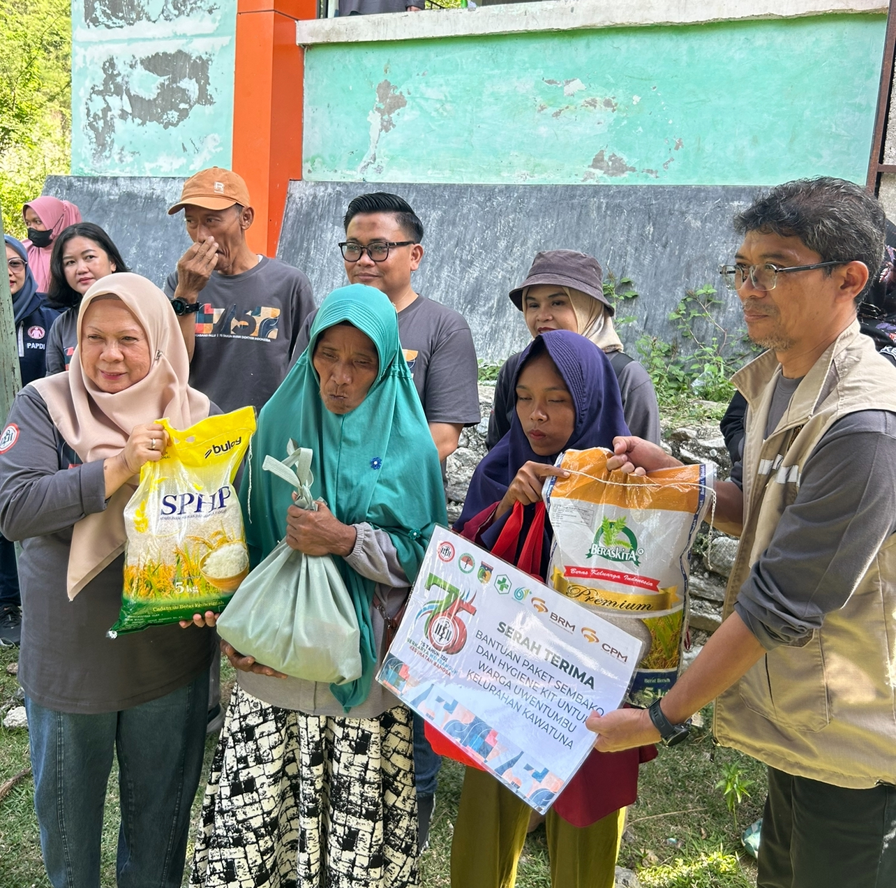 Ikatan Dokter Indonesia (IDI) yang dirangkaikan dengan peringatan Hari Kesehatan Nasional, IDI Wilayah Sulawesi Tengah bekerja sama dengan PT Citra Palu Minerals (CPM) menggelar kegiatan bakti sosial