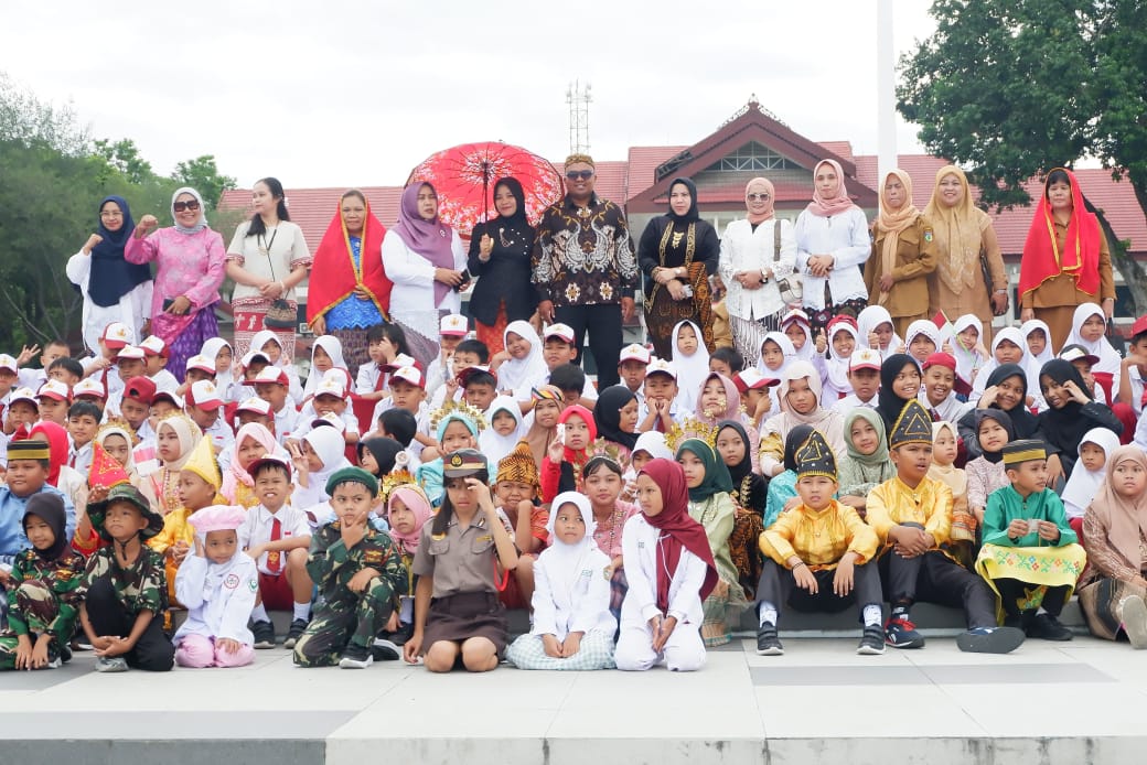 PERINGATI HARI PAHLAWAN: SDN 3 Palu memeringati Hari Pahlawan dengan menggunakan pakaian adat dan pakaian profesi.