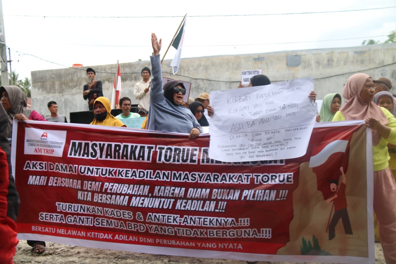TRANPARANSI: Ratusan warga yang tergabung dalam AM TRIP saat melakukan aksi menuntut transparansi penggunaan Dana Desa Torue, Senin (10/11/2025).(FOTO: ROY LASAKKA/RADAR PALU).