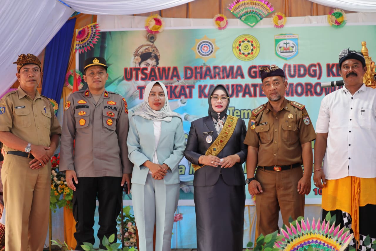 DHARMA : Wabup Morowali, Iriane Iliyas, membuka kegiatan Utsawa Dharma Gita, Senin (10/11/2025).(FOTO: SUPRIYONO/RADAR PALU).
