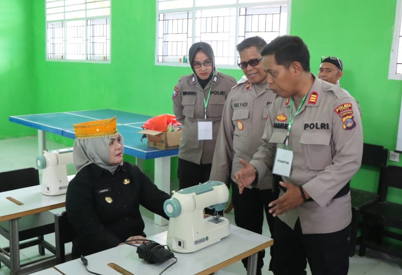 MEMBUKA : Wabup Touna, Hj. Surya Lapasiri membuka pelatihan menjahit, Senin (10/11/2025).(FOTO: HERIYANTO LIMAHU/RADAR PALU).