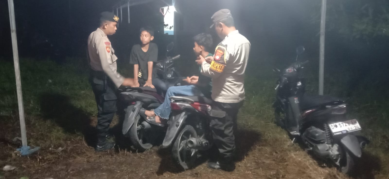 PATROLI : Anggota Polsek Poso Pesisir melakukan patroli malam hari. (FOTO: BUDIYANTO WIHARTO/RADAR PALU).