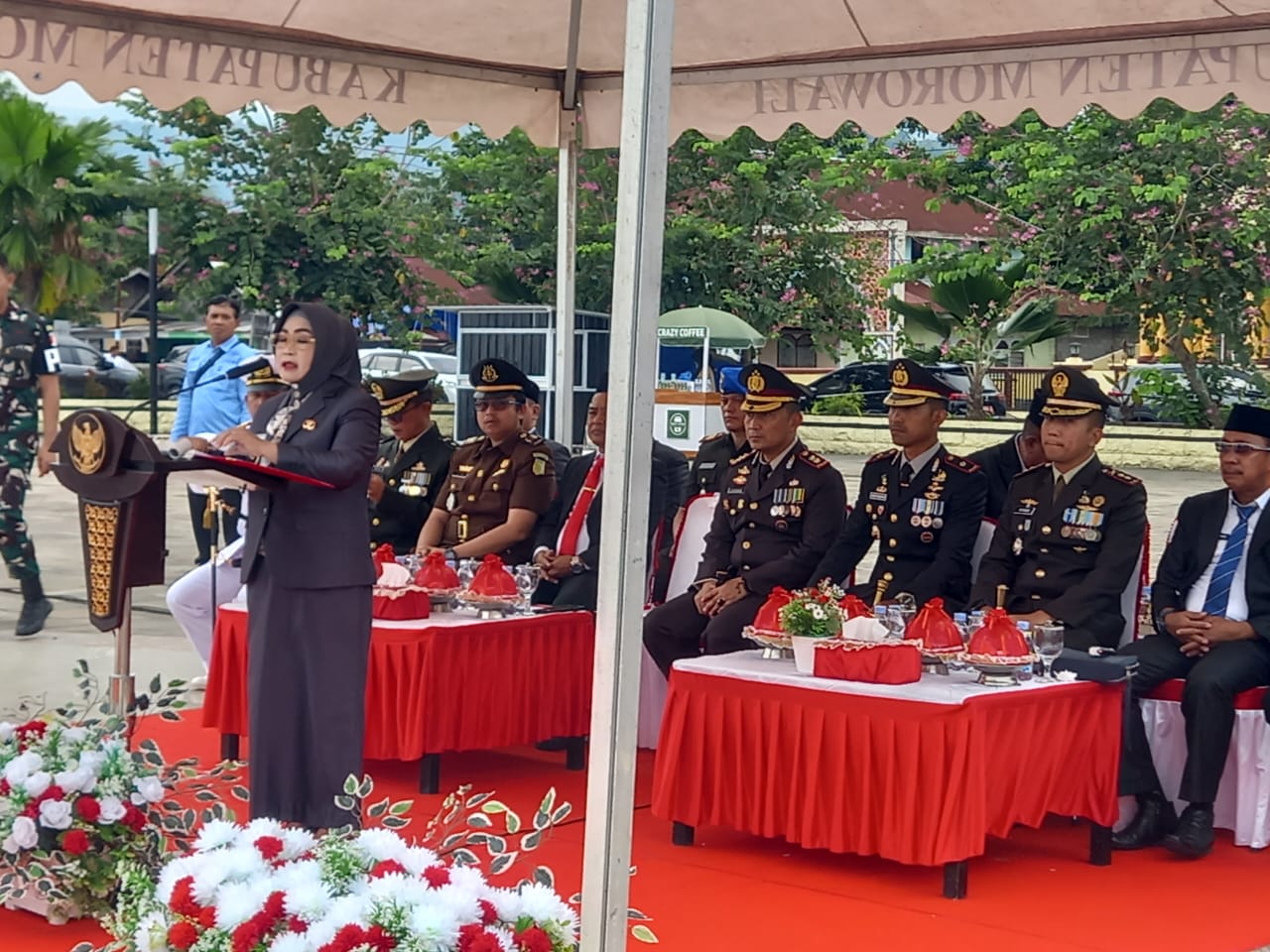 PIMPIN UPACARA : Wabup Morowali, Iriane Ilyias, memimpin upacara peringatan Hari Pahlawan, Senin (10/11/2025).(FOTO: SUPRIYONO/RADAR PALU).