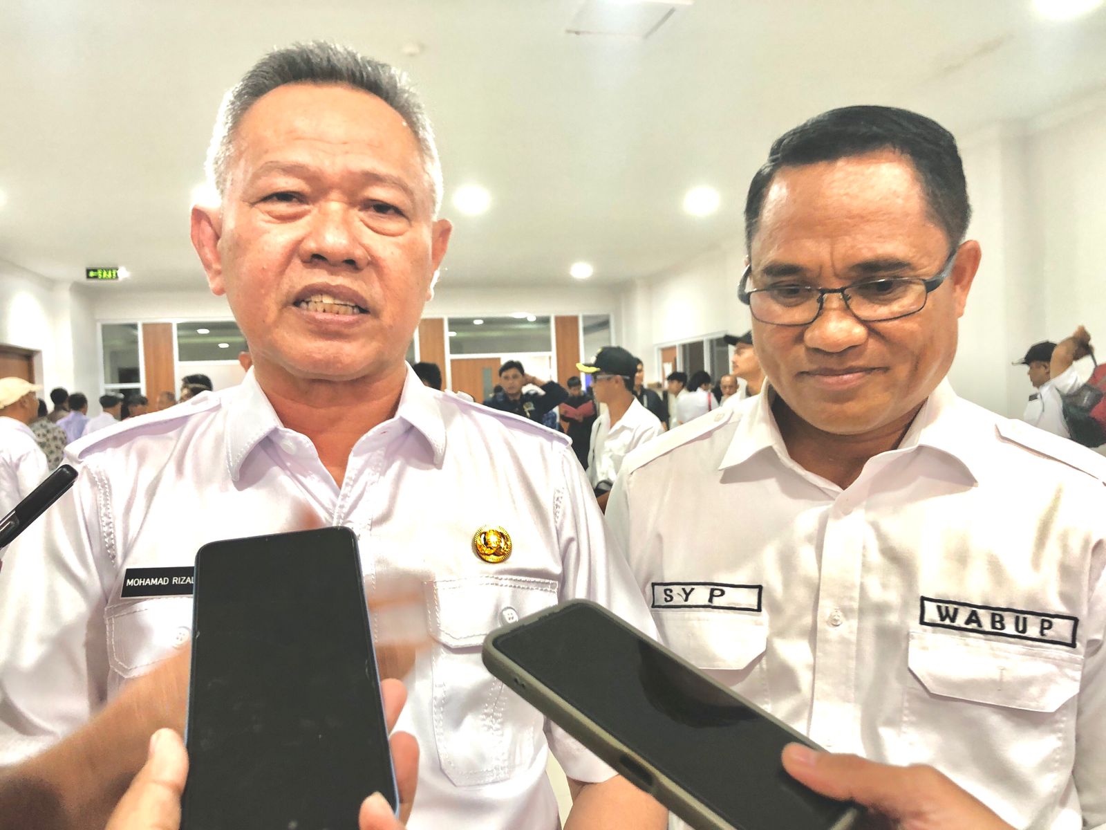KETERANGAN : Bupati Sigi Moh. Rizal Intjenae (kiri), dan Wabup Samuel Yansen Pongi saat memberikan keterangan pers kepada wartawan.(FOTO: ANGEL SUMBARA/RADAR PALU).