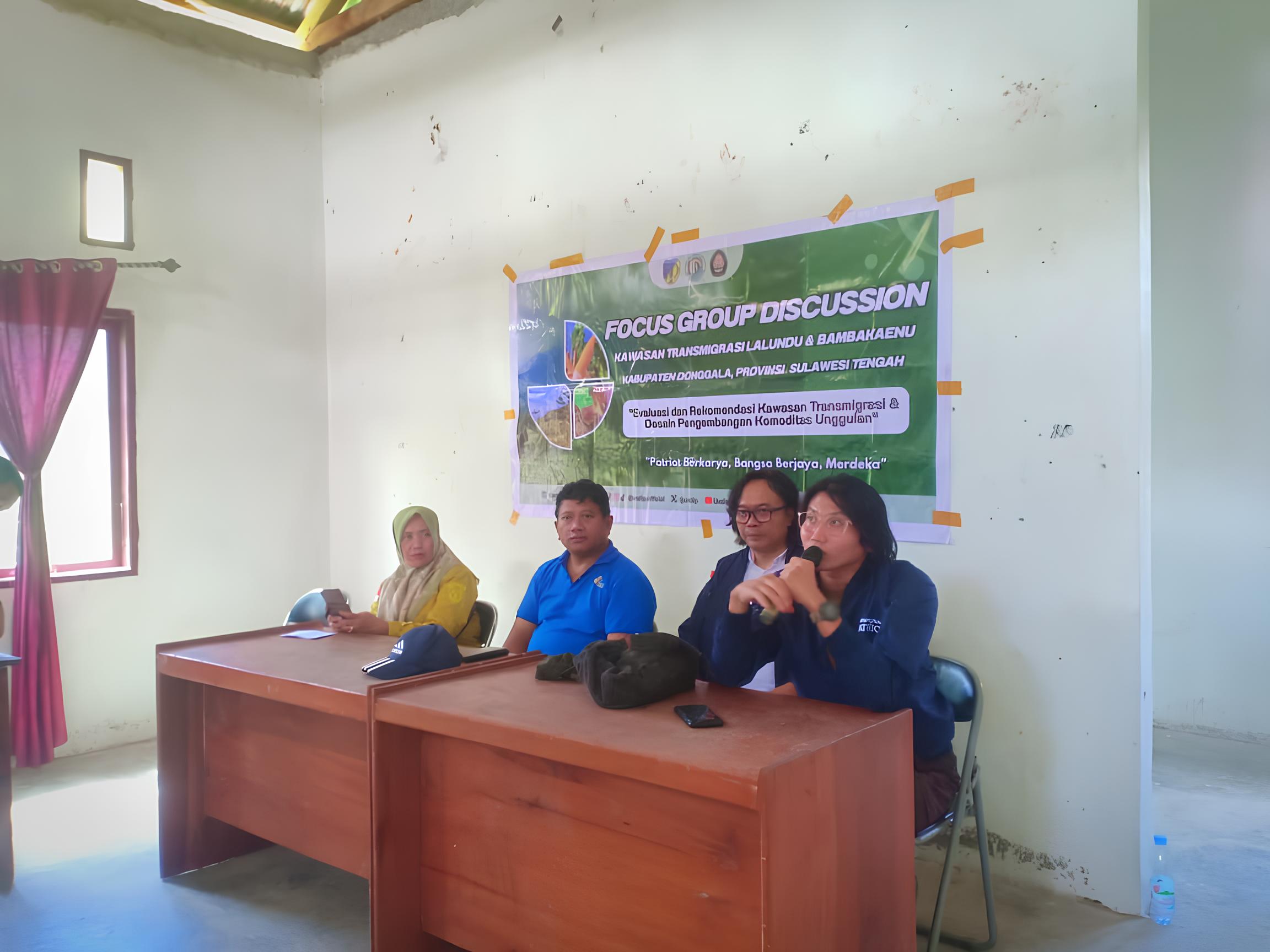 Ketua Tim Ekspedisi Patriot UNDIP bersama Kepala Dinas Tenaga Kerja dan Transmigrasi serta Camat Pinembani memberikan arahan awal dalam pelaksanaan Focus Group Discussion (FGD)