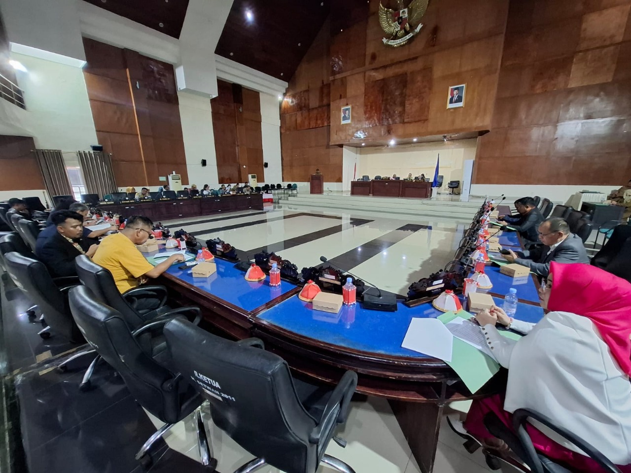 PARIPURNA : Suasana sidang paripurna membahas pembentukan Pansus di DPRD Parimo, Selasa (11/11/2025).(FOTO: ROY LASAKKA/RADAR PALU).