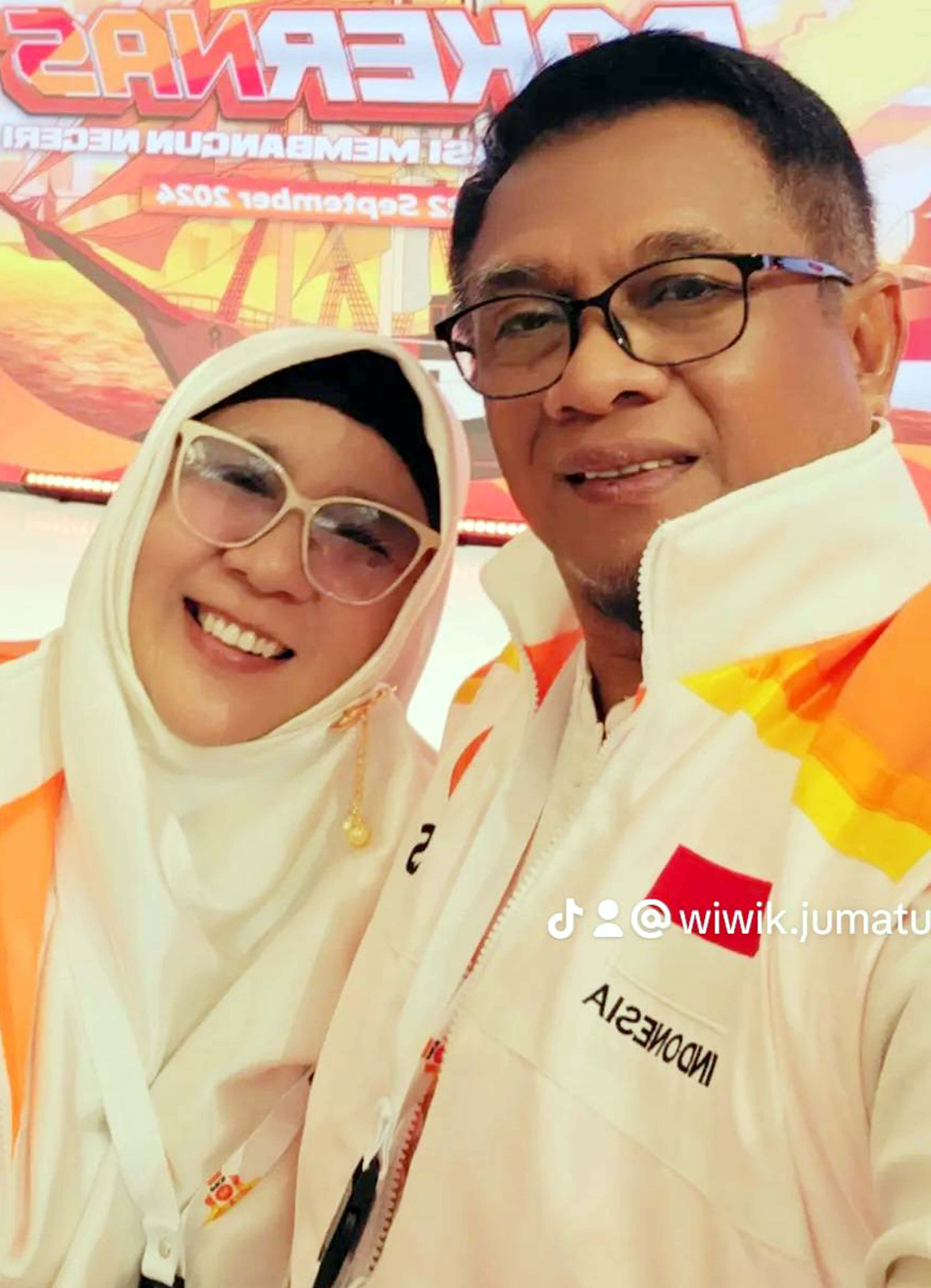 REFLEKSI : Ketua Bipeka DPW PKS Sulteng, Hj. Wiwik bersama sang suami, ayah dari putera puteri.(FOTO: HUMAS PKS SULTENG/RADAR PALU).