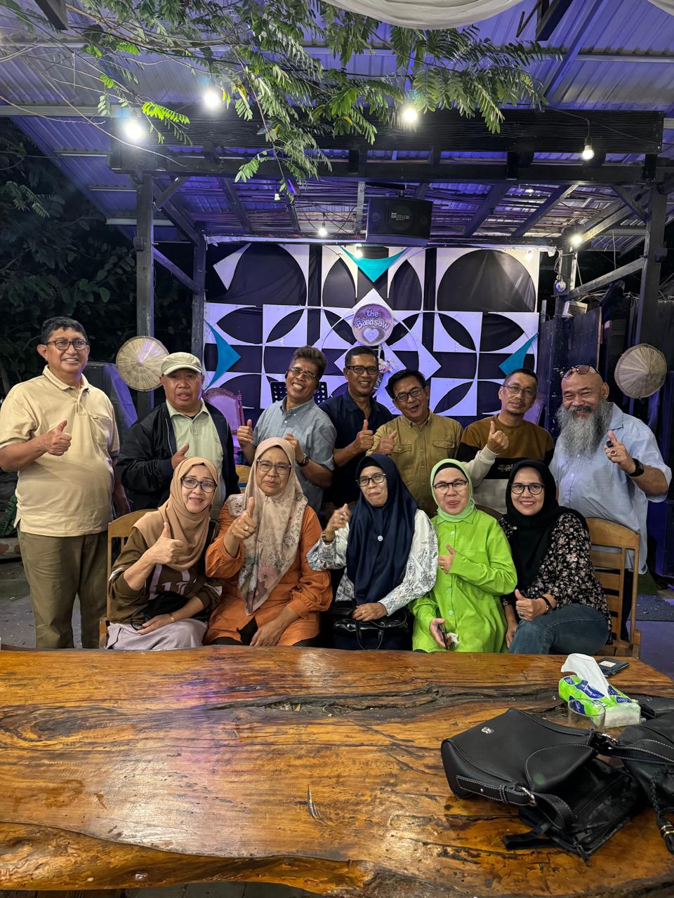 RAPAT : Para alumni Smansa Negeri 1 Tolitoli, usai menggelar rapat untuk reuni akbar di Kota Palu, Sabtu (8/11/2025).(FOTO: ISTIMEWA/RADAR PALU).