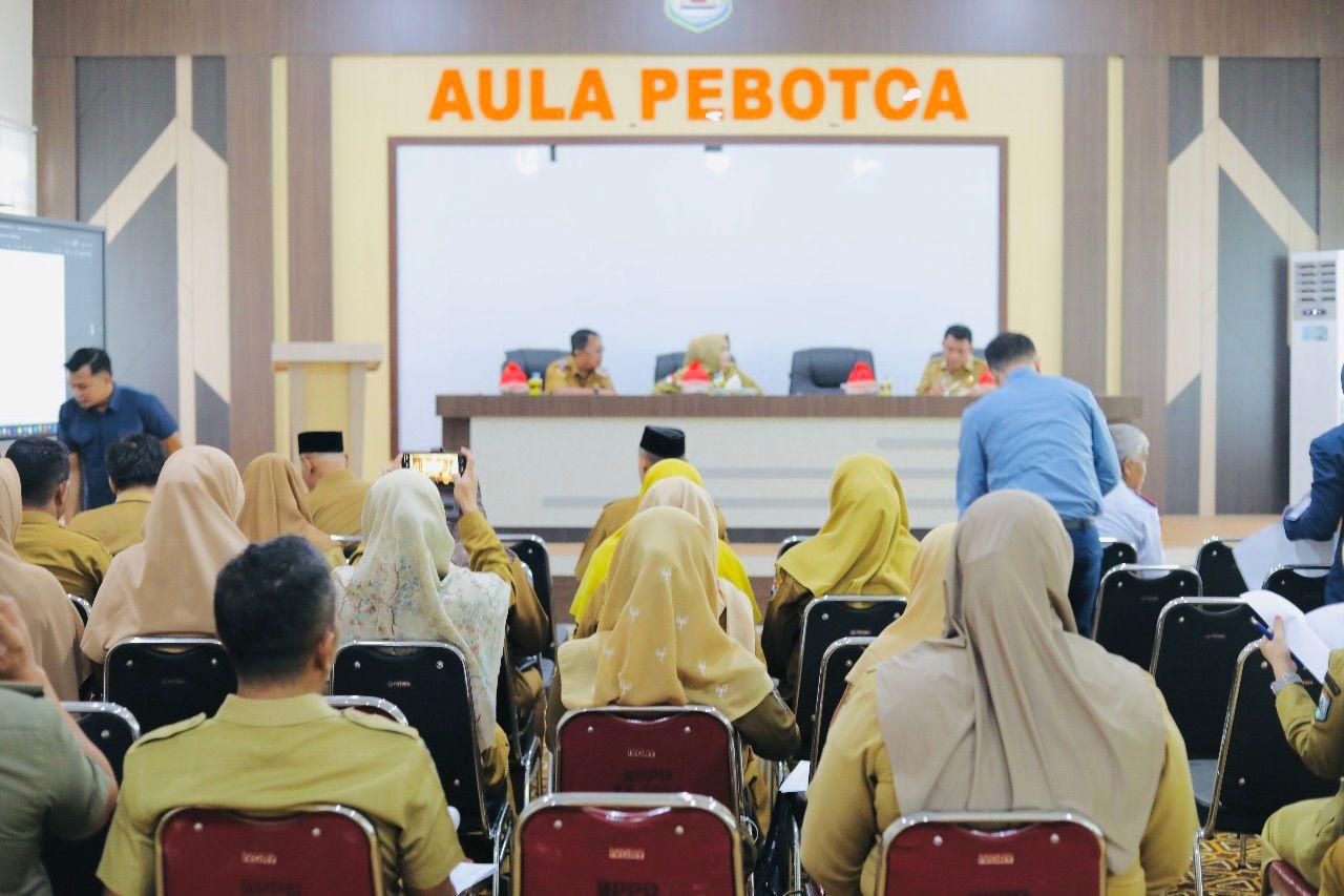 RAPAT : Suasana rapat Pemkab Morowali membahas kesiapan pelaksanaan HUT Morowali ke 26, Selasa (11/11/2025).(FOTO: SUPRIYONO/RADAR PALU).