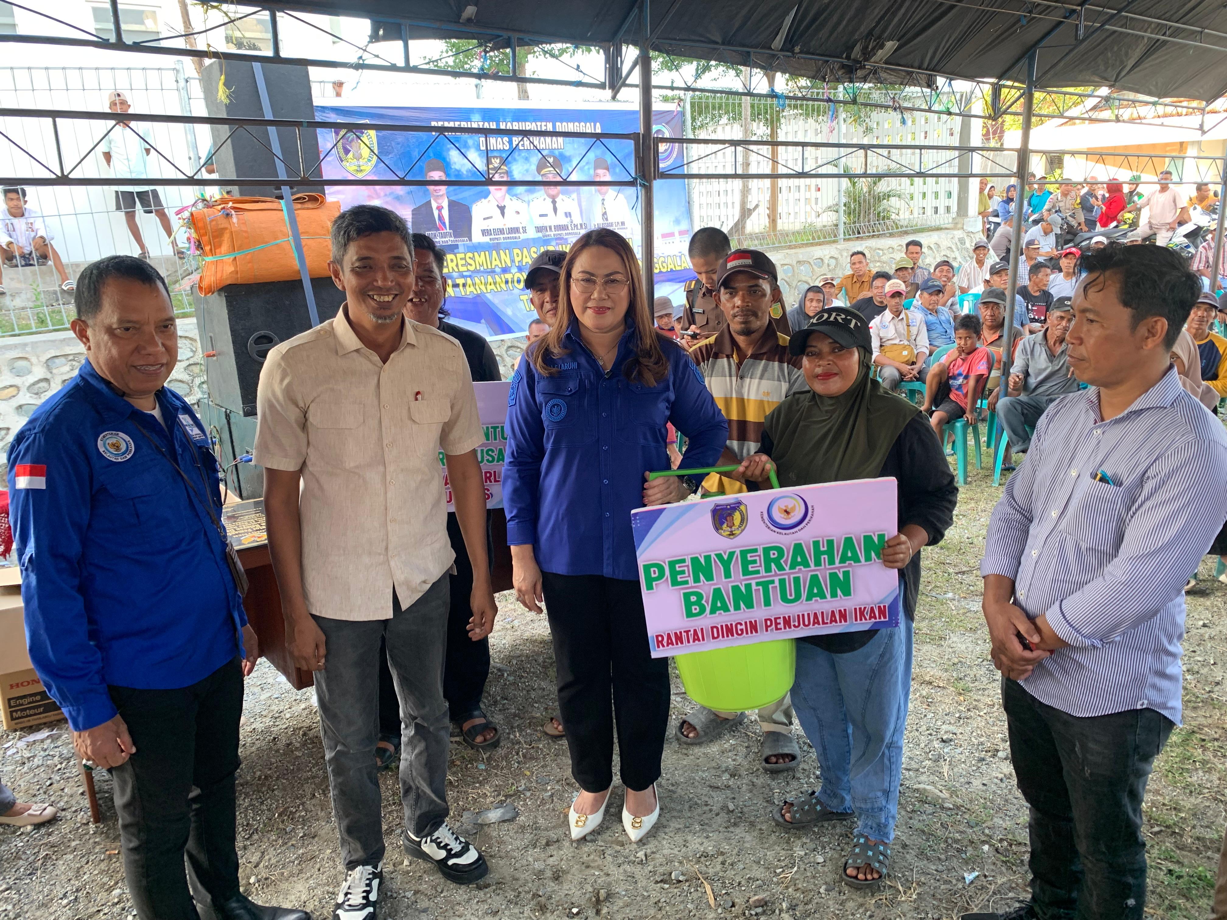 SERAHKAN : Bupati Donggala bersama ketua DPRD saat menyerahkan bantuan modal usaha kepada penjual ikan yang akan menempati pasar ikan Wani dua, Selasa (11/11/25).(FOTO: UJANG SUGANDA/RADAR PALU).