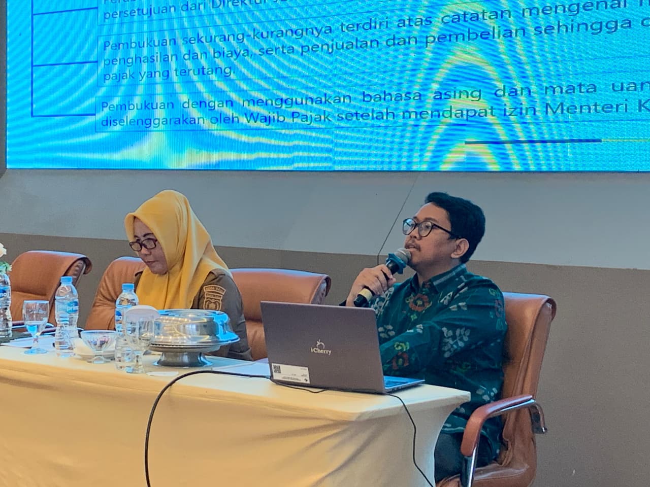 BERI PEMAHAMAN : Perwakilan KPP Pratama Palu di Bimtek Manajemen Pengelolaan Pajak Bagi Koperasi yang digelar Dinas Koperasi, UMKM, dan Tenaga Kerja Kota Palu.
