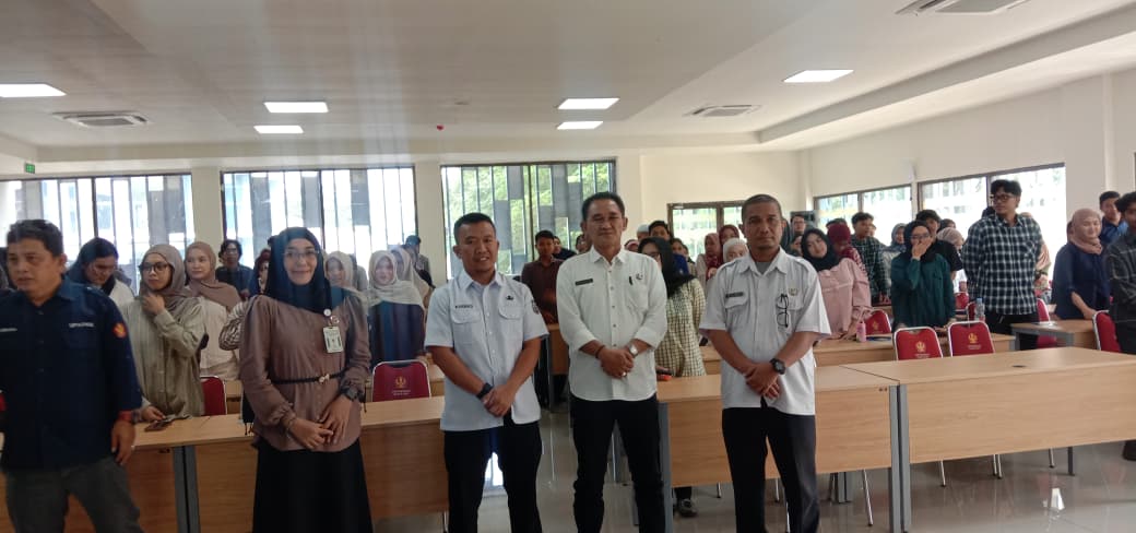 DORONG SEMANGAT KEWIRAUSAHAAN: Plt Asisten II Bidang Administrasi Perekonomian dan Pembangunan Setda Kota Palu, Rahmad Mustafa saat menyampaikan sambutan pada Rabu (12/11/2025).