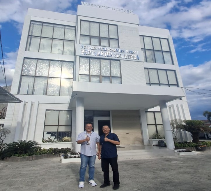Inilah tampilan gedung milik BPR Prima Artha Sejahtera yang lebih dikenal dengan sebutan White Bank di Kota Palu. (IST)
