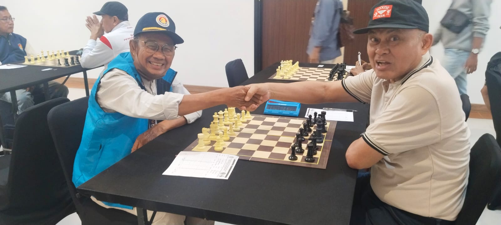 BERTANDING : Djoni Hatimura saat bertanding dan melawan Master Nasional, Arifin Taha, asal Sulsel.(FOTO: ISTIMEWA/RADAR PALU).