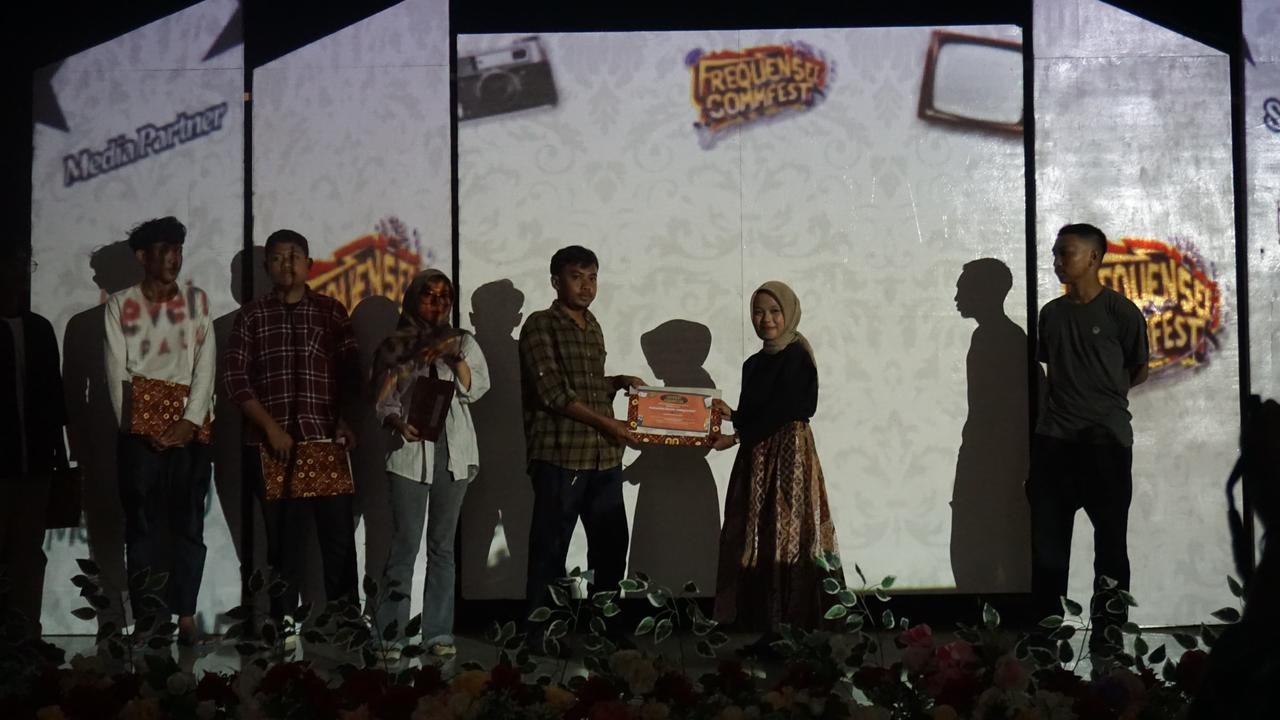 PEMENANG: Ketua Panitia Frekuensi Komfes, Nirani Yarni (kanan), menyerahkan hadiah kepada pememang pada malam puncak, Minggu (10/11/2025).