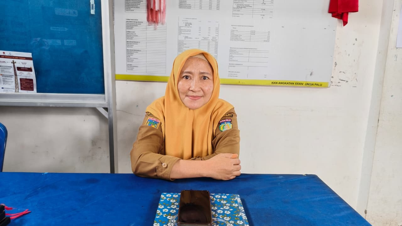 BEBERKAN PROGRAM KELURAHAN: Sekretaris Kelurahan Lere, Megawati, saat ditemui di ruang kerjanya pada Senin (10/11/2025). Dia membeberkan sejumlah program kerja unggulan di Kelurahan Lere.