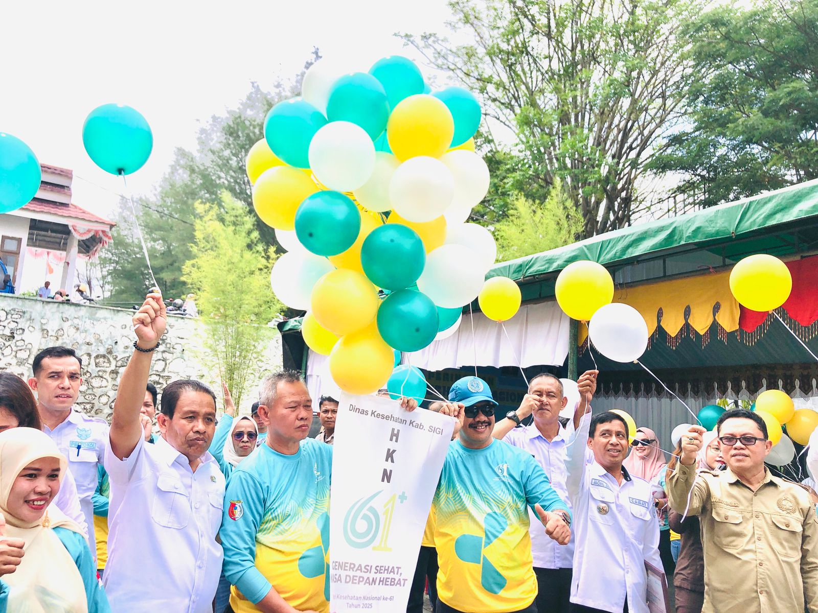 HARI KESEHATAN : Ratusan tenaga kesehatan memeringati Hari Kesehatan di Kabupaten Sigi.(FOTO: ANGEL SUMBARA/RADAR PALU).