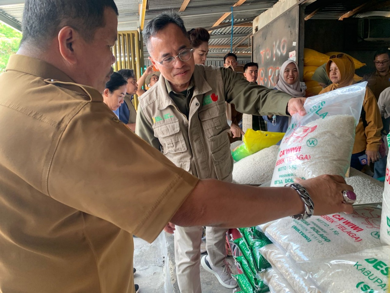 MENGECEK : Direktur Ketersediaan Pangan Bapanas, Indra Wijayanto, saat mengecek harga beras di salah satu pasar tradisional di Kabupaten Parimo, Selasa (11/11/2025).(FOTO: ISTIMEWA/RADAR PALU).