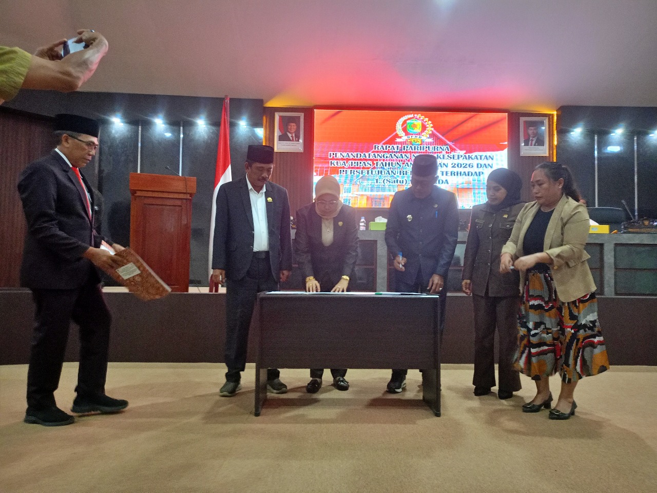PARIPURNA: Penandatanganan Nota Kesepakatan KUA-PPAS Morut 2026 Wabup H Djira Kendjo dengan tiga pimpinan DPRD Morut, Rabu (12/11/2025).(FOTO: ILHAM NUSI/RADAR PALU).