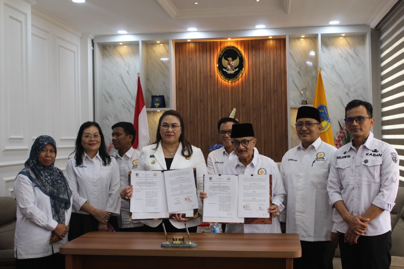 TANDA TANGANI: Bupati Donggala, Vera Elena Laruni menandatangani kesepakatan kemitraan dengan FKUb Sulteng, Rabu (12/11/25).(FOTO: ISTIMEWA/RADAR PALU).