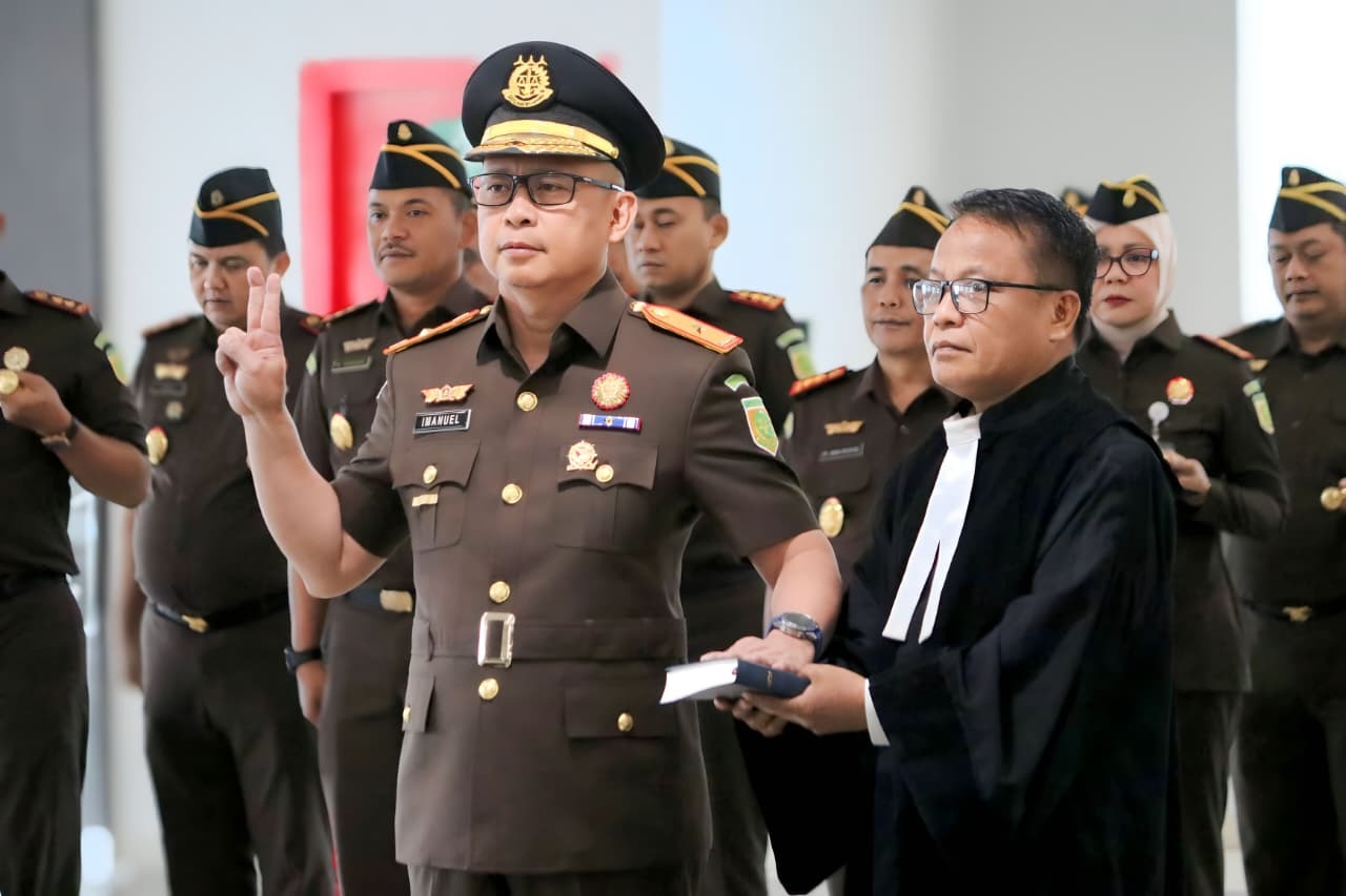 PELANTIKAN : Suasana pelantikan dan pengambilan sumpah Wakajati Sulteng yang baru di Aula Abdul Azis Lamadjido, kantor Kejati Sulteng, Selasa (11/11/2025), belum lama ini.
