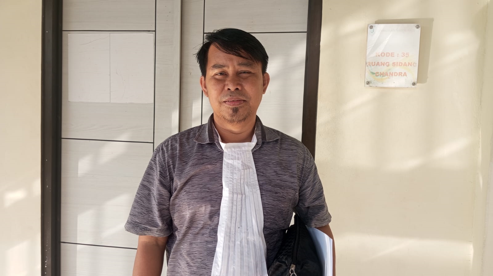 DAMPINGI TERDAKWA: Penasehat Hukum Terdakwa, Jefrisman