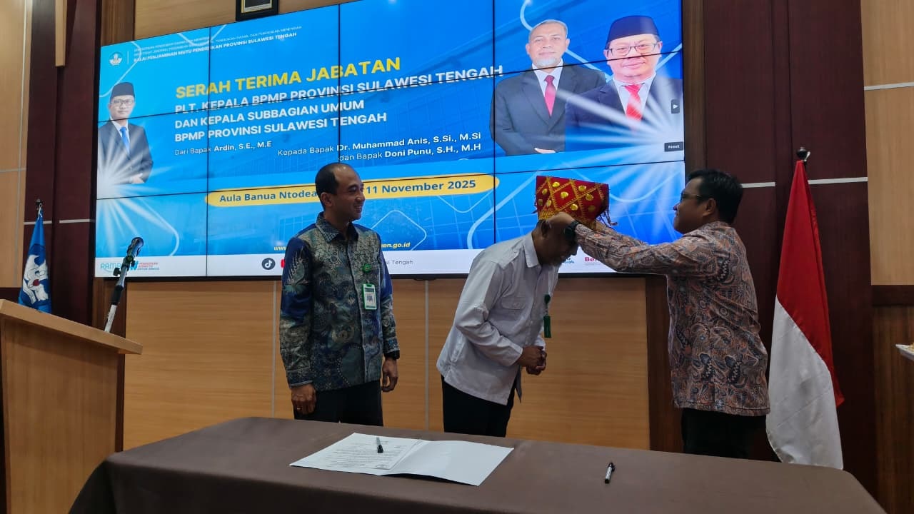 SIMBOLIS: Plt Kepala BPMP Sulawesi Tengah, Ardin memakaikan siga kepada pejabat baru Dr Muhammad Anis (tengah). Disaksikan oleh serta Kepala Sub Bagian Umum baru, Doni Punu saat sertijab pada Selasa.