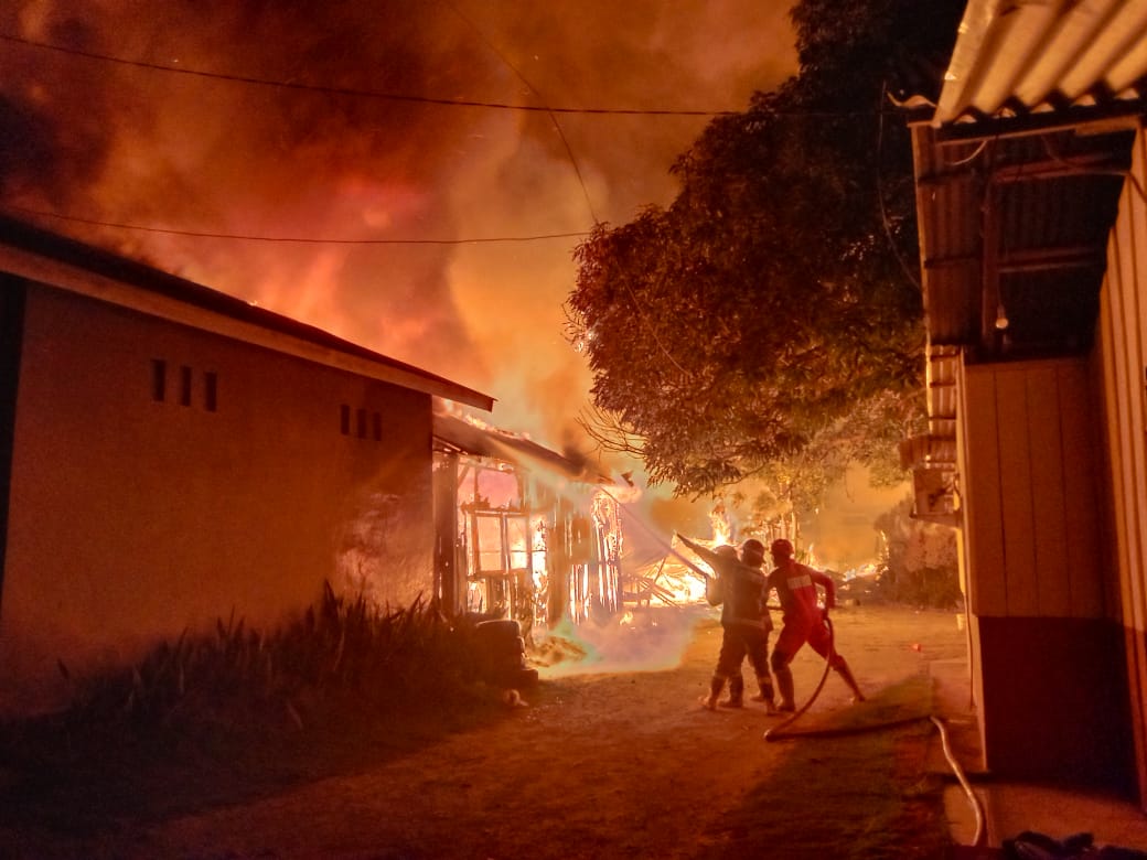 TAK ADA KORBAN JIWA: Kebakaran di Asrama Parigi, lorong Berdikari, jalan Suprapto, Palu Timur pada Kamis dini hari (13/11/2025).