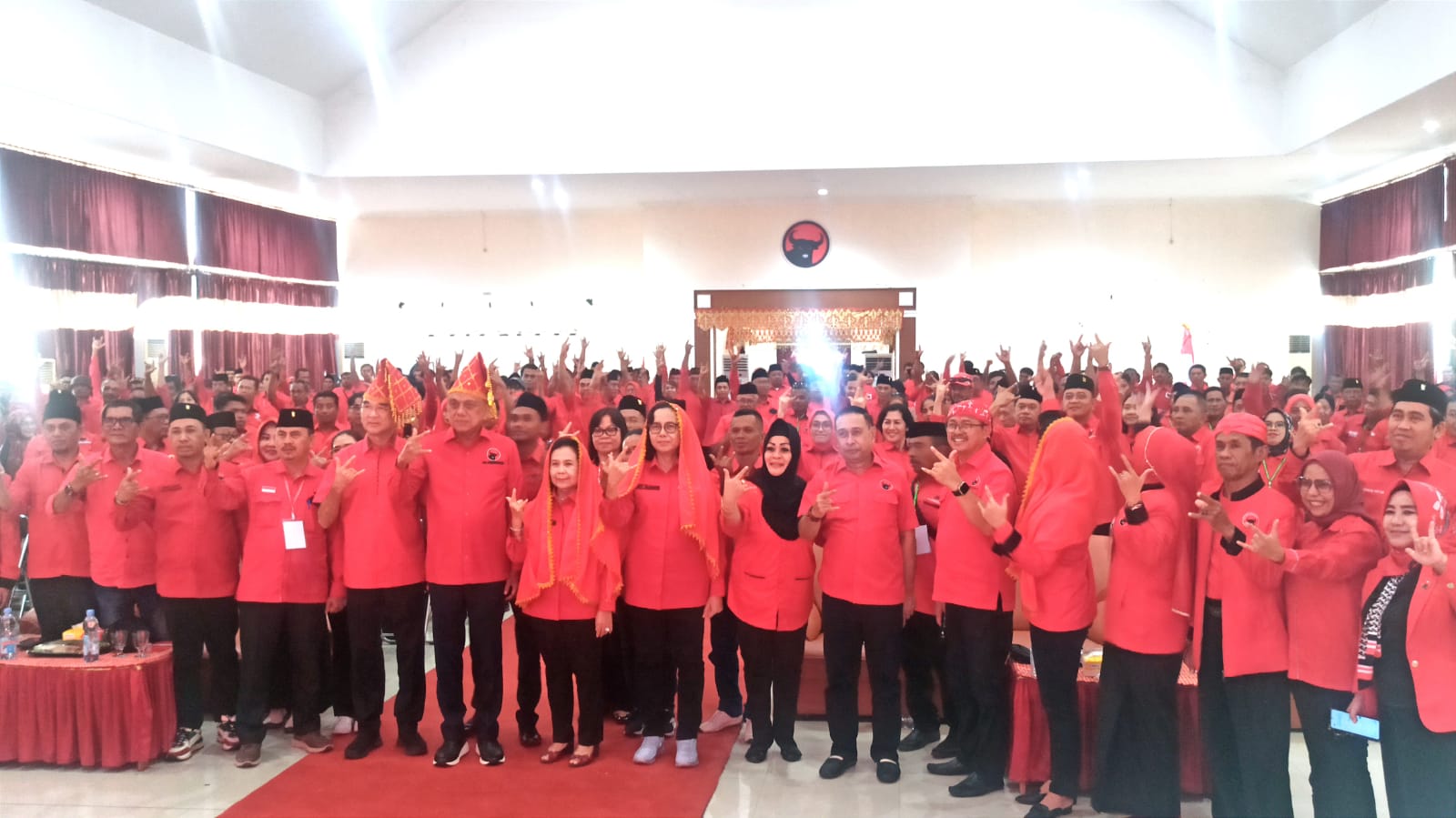 Bendahara Umum DPP PDIP Olly Dondokambey dan Ketua DPD PDIP Sulteng Muharram Nurdin berfoto bersama peserta Konferda dan Konfercab PDIP Sulteng ke-VI di Wisma Haji Palu.
