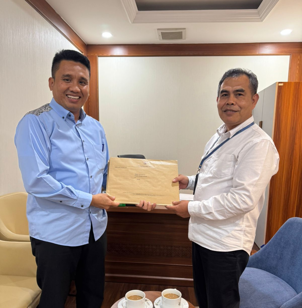 Kepala Dinas Cipta Karya dan Sumber Daya Air (Cikasda) Provinsi Sulawesi Tengah, Andi Ruly Djanggola (kiri) memasukan resmi melalui sekretaris kabinet