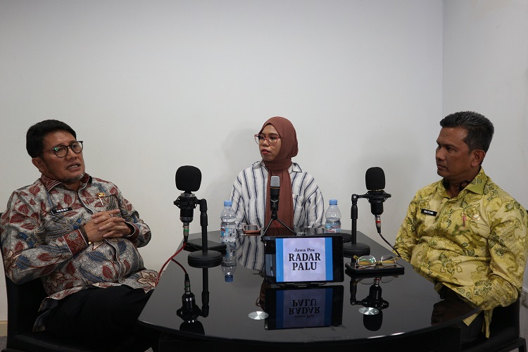 INOVASI : Direktur RSUD Undata, drg. Hery Mulyadi dan Wakil Direktur RSUD Undata, dr. Mohammad Natsir dalam wawancara di Podcast Radar Palu, Kamis (13/11/2025).
