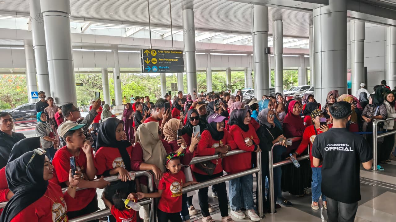 DISMABUT MERIAH: Warga Palu dan wraga Donggala memenuhi pintu kedatangan di bandara untuk menyambut kedatangan Yusuf.